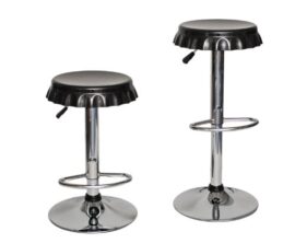 1 x Tabouret de bar Siège en noir du look « bouchon couronne » avec repose-pieds 1 x Tabouret de bar Siège en noir du look « bouchon couronne » avec repose-pieds 3