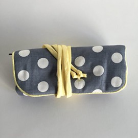 Issu-du-commerce-quitable-Inscription-Rouleau-pochette–bijoux-de-voyage-fait-main-motif–pois-Grisjaune-0-2