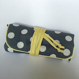 Issu-du-commerce-quitable-Inscription-Rouleau-pochette–bijoux-de-voyage-fait-main-motif–pois-Grisjaune-0-3