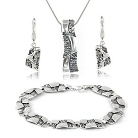 Un ensemble de bijoux en argent oxydé, fait à la main avec Box, un cadeau parfait pour une femme ou une petite amie Un ensemble de bijoux en argent oxydé, fait à la main avec Box, un cadeau parfait pour une femme ou une petite amie 3