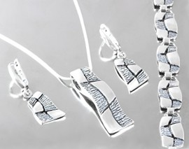 Un ensemble de bijoux en argent oxydé, fait à la main avec Box, un cadeau parfait pour une femme ou une petite amie Un ensemble de bijoux en argent oxydé, fait à la main avec Box, un cadeau parfait pour une femme ou une petite amie 5