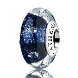 Athenaie Charm en verre de Murano véritable et argent 925 Bleu foncé/sable clair Compatible avec les bracelets de type européen. Athenaie Charm en verre de Murano véritable et argent 925 Bleu foncé/sable clair Compatible avec les bracelets de type européen.