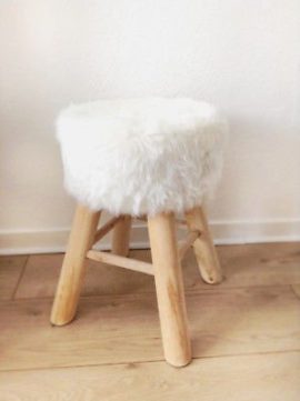 POUF ROND EN FOURRURE BLANC PIEDS EN BOIS DECORATION MAISON POLAIRE SCANDINAVE NORDIQUE SIEGE TABOURET POILS POUF ROND EN FOURRURE BLANC PIEDS EN BOIS DECORATION MAISON POLAIRE SCANDINAVE NORDIQUE SIEGE TABOURET POILS