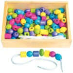 Grosses perles en bois pastel + 10 lacets – Boîte de 130 Grosses perles en bois pastel + 10 lacets – Boîte de 130