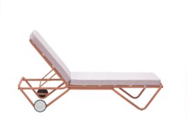 BARCELONETA – Bain de soleil en acier orangé avec matelas rosé BARCELONETA – Bain de soleil en acier orangé avec matelas rosé