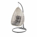 Fauteuil suspendu en résine beige et coussin épais gris clair Fauteuil suspendu en résine beige et coussin épais gris clair